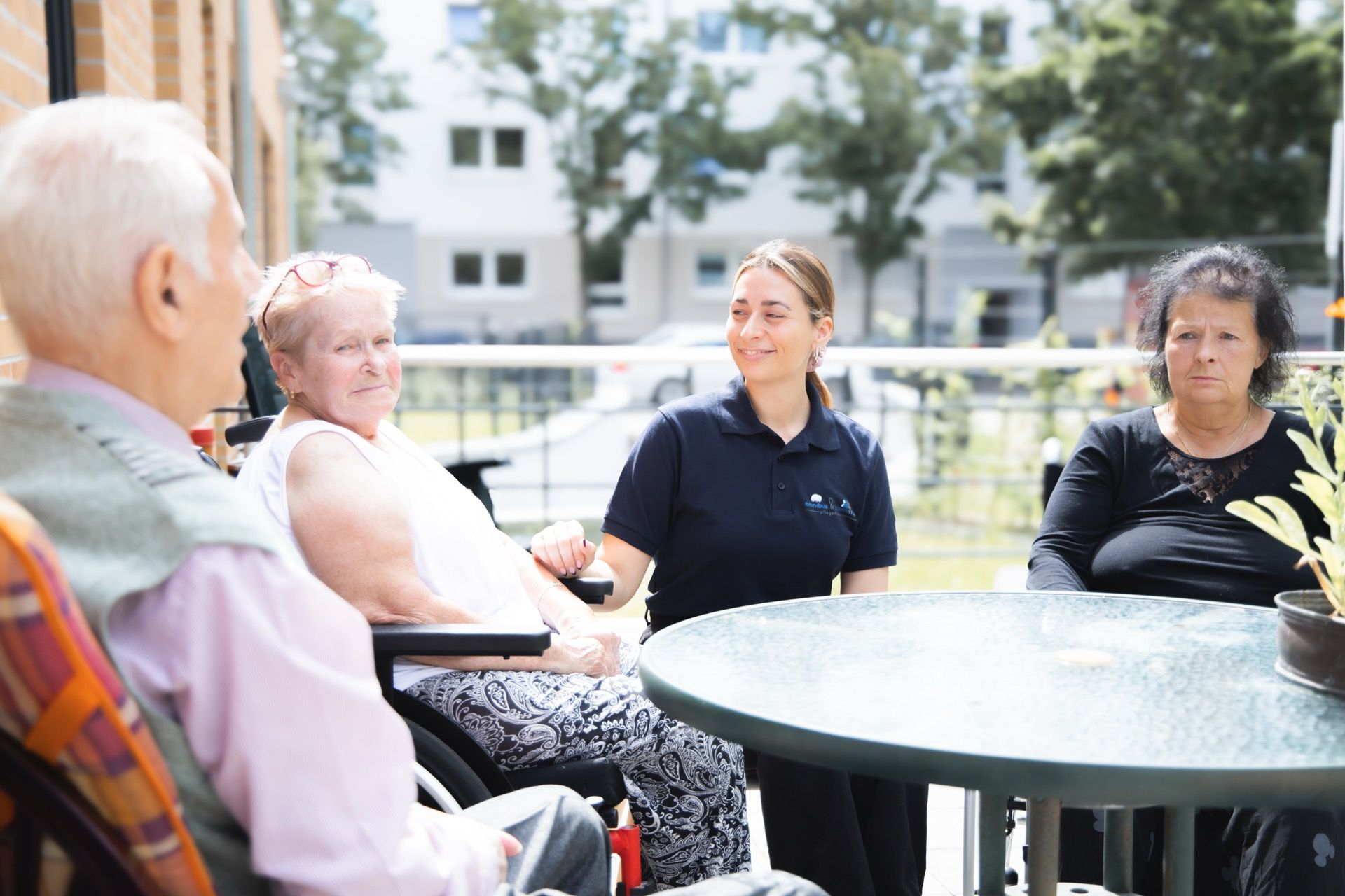 Gemeinschaft auf der Terrasse — Bewohner und Pflege